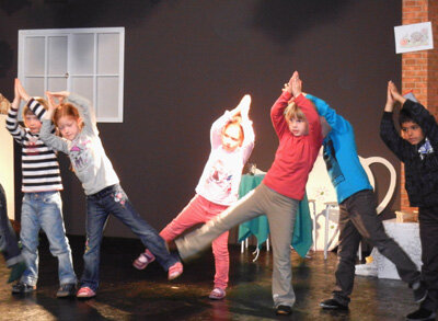 Gruppenfoto der Kita-Kinder in der Montessori Theaterschule