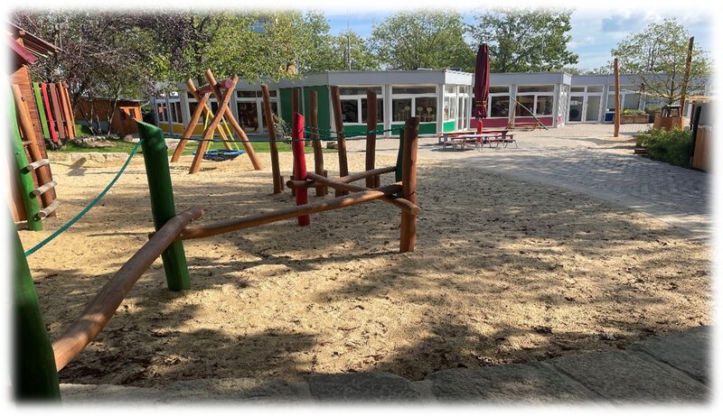 Gartenansicht der Kita Vellmar-West mit Spielgeräten Gartenansicht der Kita Vellmar-West mit Spielgeräten