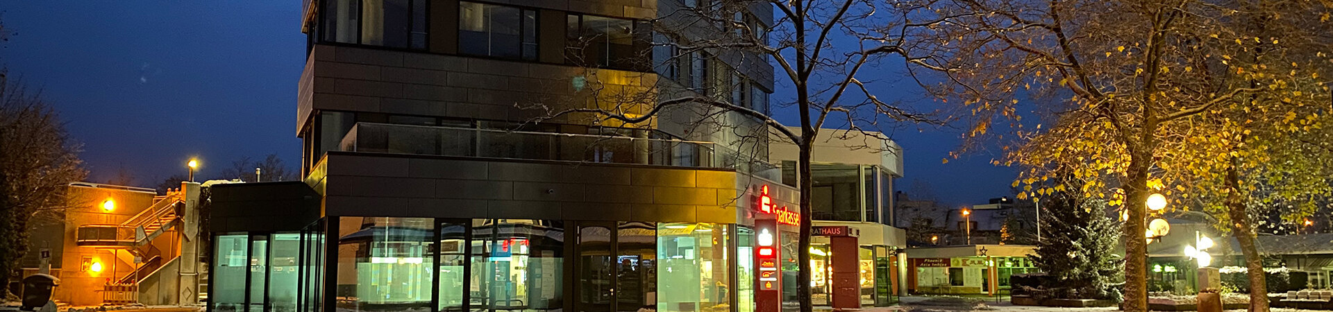 Startbild Rathausplatz mit Rathaus im Winter