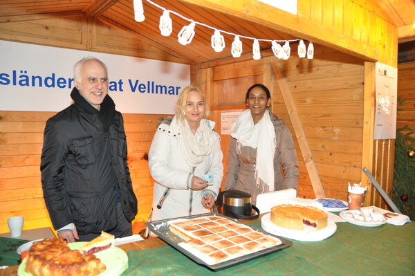 Der Ausländerbeirat Vellmar verkaufte auf dem Vellmarer Weihnachtsmarkt für einen guten Zweck