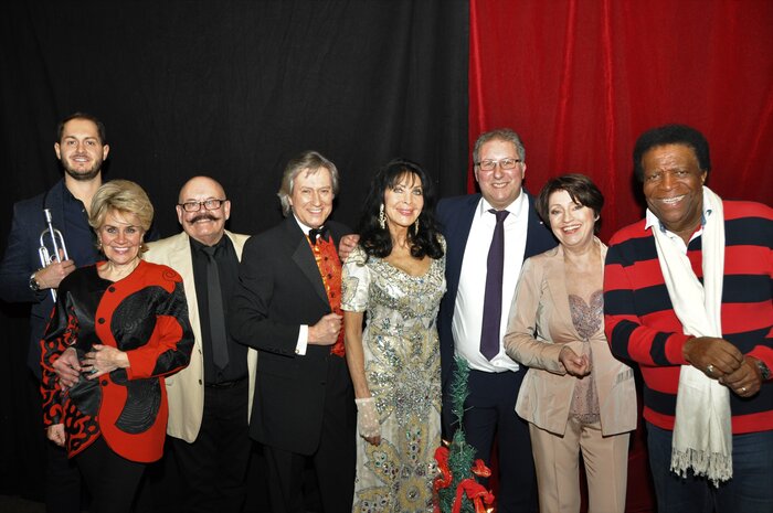 Bürgermeister Manfred Ludewig mit den Stars der Show 